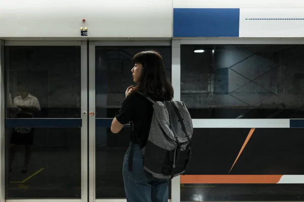 Asiática Tailandesa Mochilera Esperando Tren Estación Metro Subterráneo Bangkok — Foto de Stock