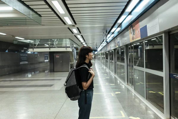 Wanita Backpacker Asia Thai Menunggu Metro Bawah Tanah Gerbang Platform — Stok Foto