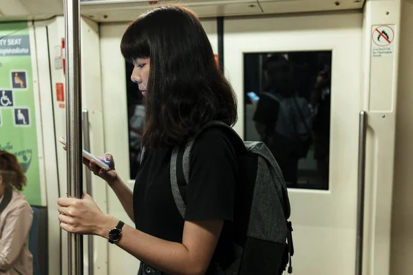 Азійська Жінка Рюкзаком Яка Тримає Поул Поїзді Користується Смартфоном — стокове фото