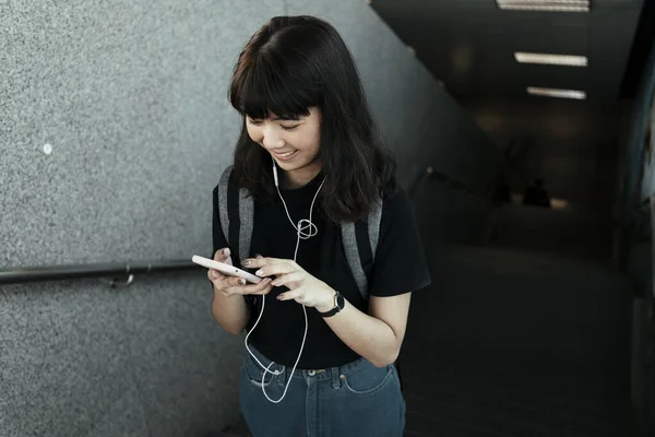Азійська Жінка Яка Користується Смартфоном Слухає Музику Навушниками Виходять Метрополітену — стокове фото