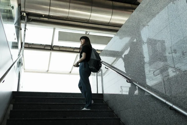 Азійська Жінка Рюкзак Йде Сходах Станції Метро — стокове фото