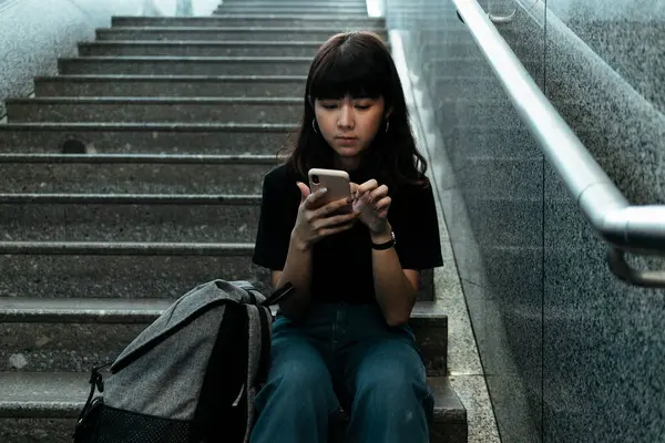 Азиатская Тайская Женщина Турист Помощью Смартфона Лестнице Ищет Место Назначения — стоковое фото