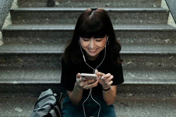 Азиатская Тайская Женщина Турист Наслаждаться Слушать Музыку Наушниками Смартфона Сидя — стоковое фото