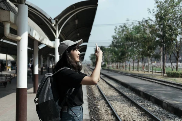 Ασιατική Thai Backpacker Γυναίκα Λήψη Φωτογραφιών Smartphone Στο Σιδηροδρομικό Σταθμό — Φωτογραφία Αρχείου