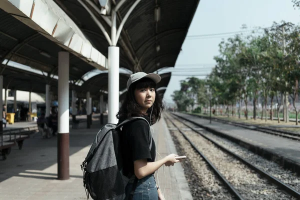 Asiática Tailandesa Mochilera Mujer Esperando Tren Estación Tren — Foto de Stock