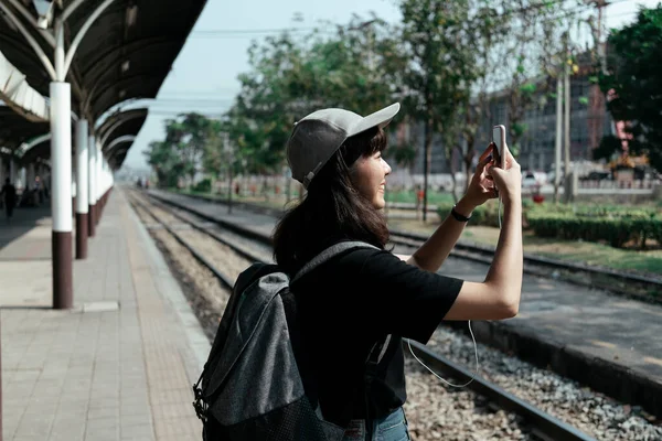 Asiático Tailandês Mochileiro Mulher Tirar Foto Com Smartphone Estação Trem — Fotografia de Stock