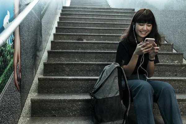 Азиатская Тайская Женщина Турист Наслаждаться Слушать Музыку Наушниками Смартфона Сидя — стоковое фото