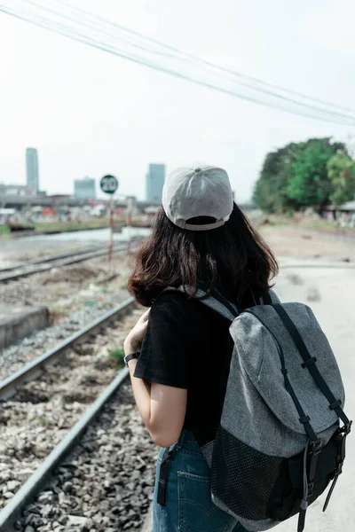 Азиатский Тай Турист Женщина Путешественник Ждет Поезд Платформе — стоковое фото