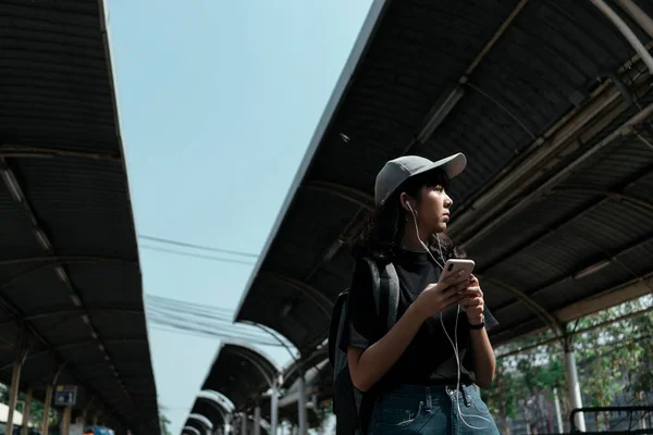 Азиатский Тайский Турист Женщина Путешественник Помощью Смартфона Слушать Музыку Наушниками — стоковое фото