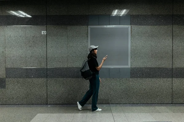 Sideview Asian Thai Backpacker Woman Traveler Wearing Cap Walking Metro — Stock Photo, Image