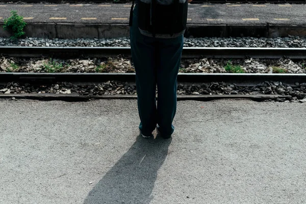 Nohy Asijské Thajská Batohem Žena Cestovatel Stojící Blízkosti Železnic — Stock fotografie