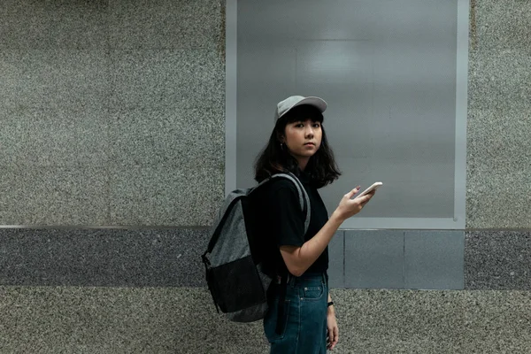 Πλευρά Της Ασίας Thai Backpacker Γυναίκα Ταξιδιώτη Φορώντας Καπέλο Πόδια — Φωτογραφία Αρχείου