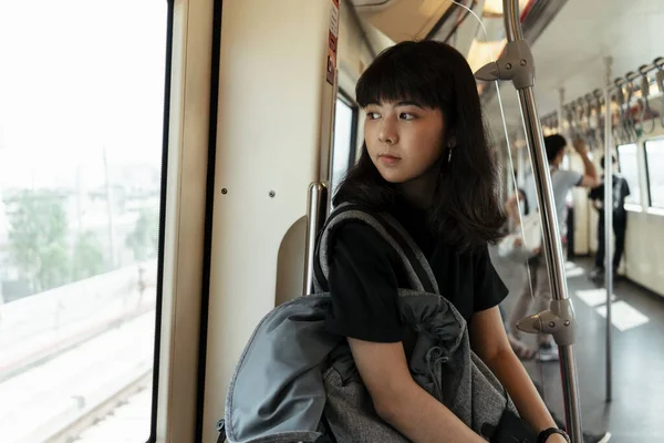 Asiatisk Thai Backpacker Kvinna Resenär Med Ett Tåg Titta Genom — Stockfoto