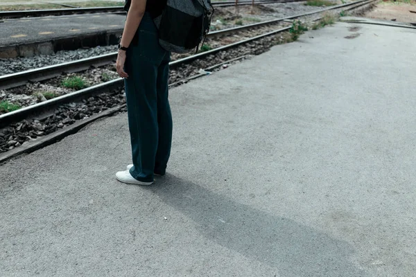 Ноги Азіатського Пакувальника Жінка Мандрівник Стоїть Біля Залізниць — стокове фото