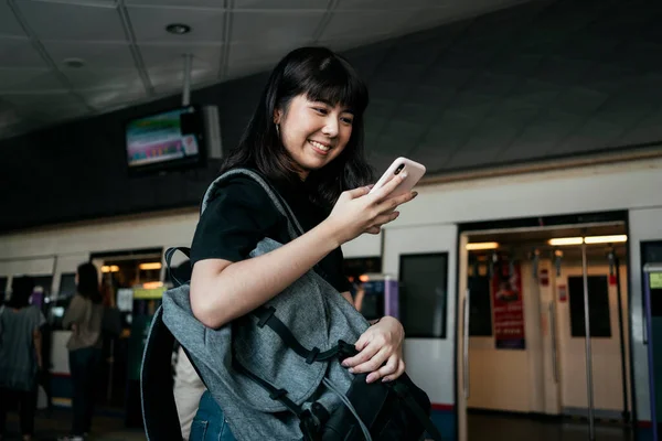 Asiático Tailandês Mochileiro Mulher Andando Com Smartphone Estação Trem — Fotografia de Stock