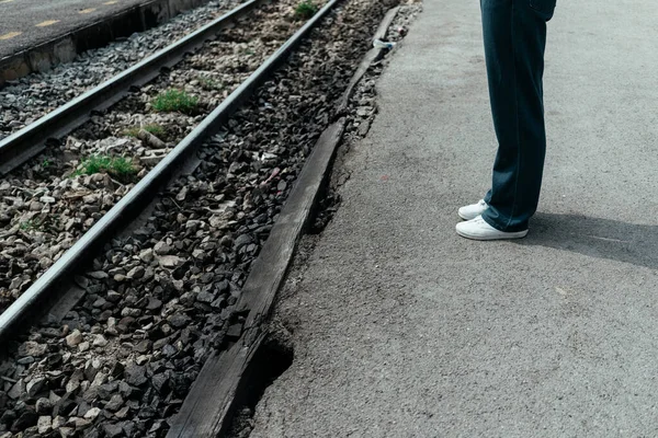 站在铁路旁边的亚洲背包客妇女的腿 — 图库照片