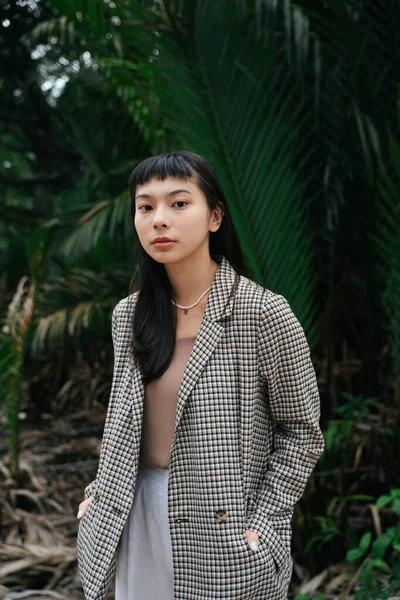 Retrato Moda Mulher Negócios Asiática Camisa Formal Livre Natureza — Fotografia de Stock
