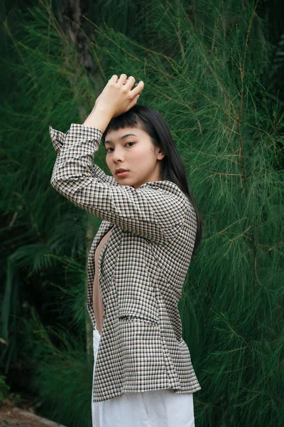Retrato Moda Mulher Negócios Asiática Camisa Formal Natureza Fundo — Fotografia de Stock