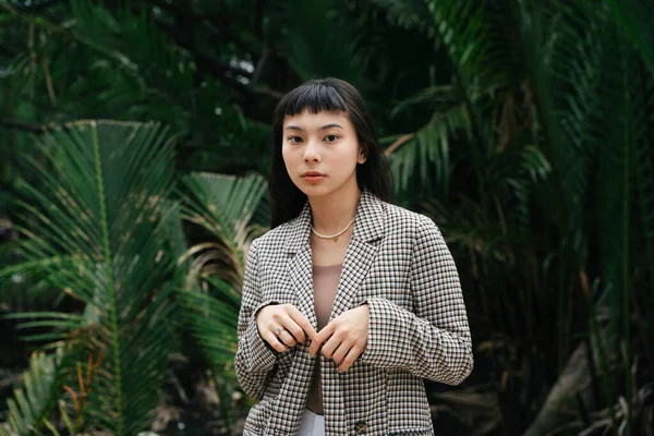 Retrato Moda Mulher Negócios Asiática Camisa Formal Natureza Fundo — Fotografia de Stock