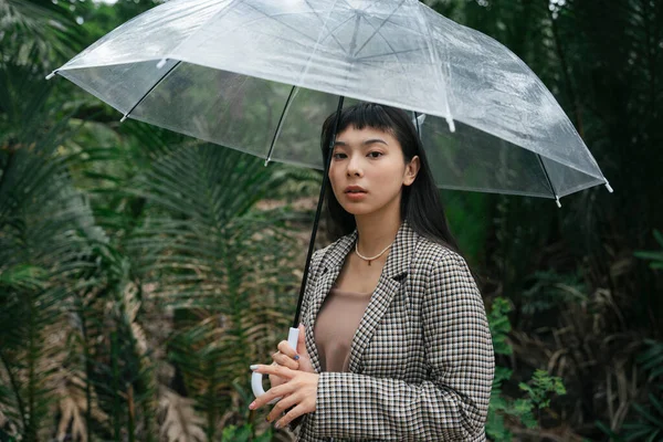 Retrato Moda Mulher Negócios Asiática Camisa Formal Segurando Guarda Chuva — Fotografia de Stock