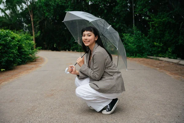 우산을 셔츠를 아시아인 사업가의 초상화 — 스톡 사진