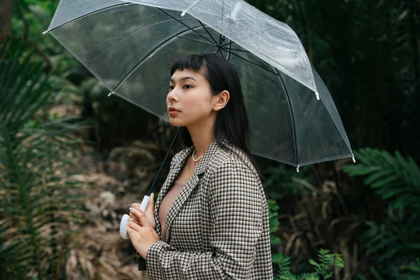 身穿正式衬衫 手持透明雨伞的亚洲女商人的时装肖像 — 图库照片