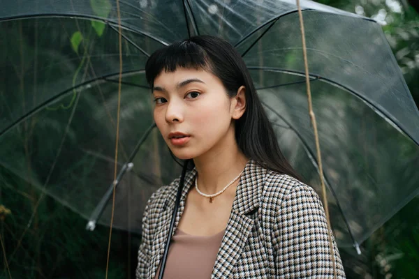 Retrato Moda Mulher Negócios Asiática Camisa Formal Segurando Guarda Chuva — Fotografia de Stock