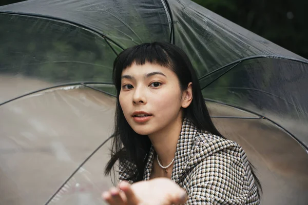 Retrato Moda Mulher Negócios Asiática Camisa Formal Segurando Guarda Chuva — Fotografia de Stock