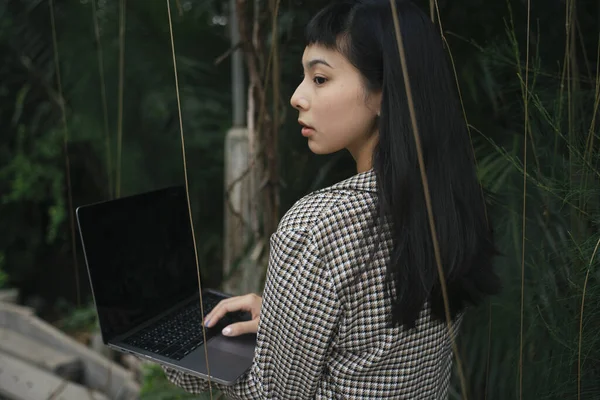 Mulher Negócios Asiática Camisa Formal Usando Computador Portátil Livre — Fotografia de Stock