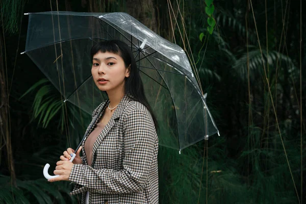 Retrato Moda Mulher Negócios Asiática Camisa Formal Segurando Guarda Chuva — Fotografia de Stock