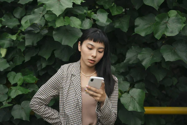 Mulher Negócios Asiática Camisa Formal Usando Smartphone Fundo Natureza — Fotografia de Stock