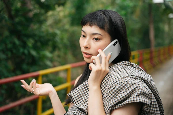 Asiatica Donna Affari Camicia Formale Parlando Telefono All Aperto — Foto Stock
