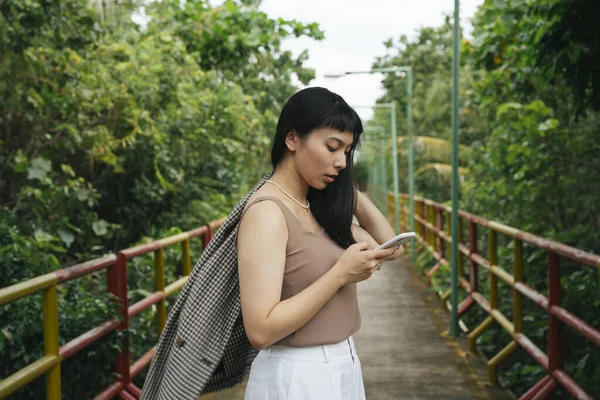 Vista Lateral Mulher Negócios Asiática Camisa Formal Usando Smartphone Livre — Fotografia de Stock