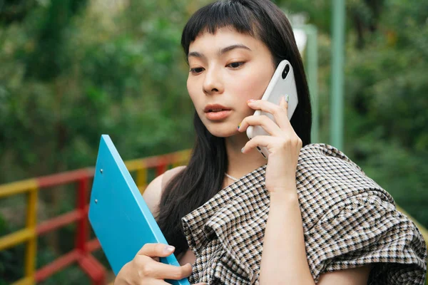Mulher Negócios Asiática Camisa Formal Segurando Pasta Documentos Falando Telefone — Fotografia de Stock