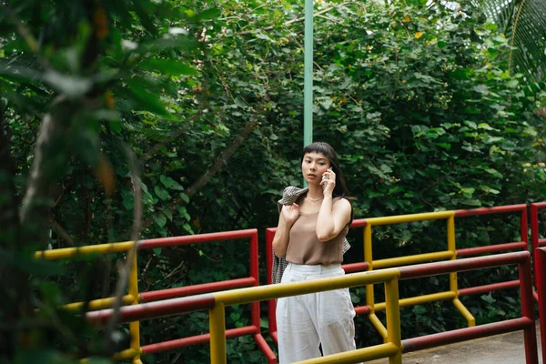 Asijské Obchodní Žena Formální Košili Mluvit Telefonu Mostě — Stock fotografie
