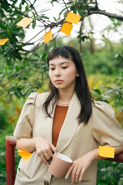 Ocupado Asiático Mulher Negócios Camisa Formal Com Notas Pegajosas Natureza — Fotografia de Stock