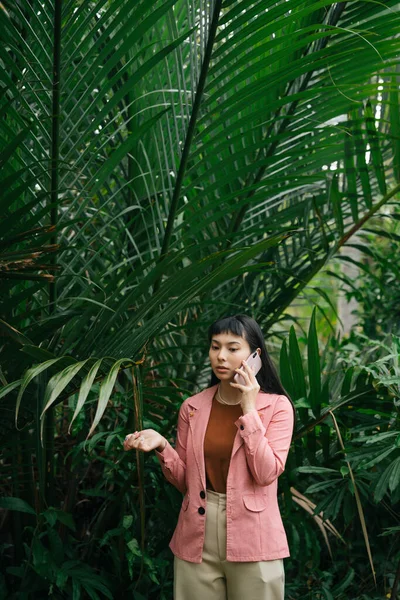 Mulher Negócios Asiática Camisa Formal Usando Smartphone Natureza — Fotografia de Stock