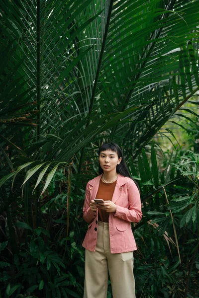 Mulher Negócios Asiática Camisa Formal Usando Smartphone Natureza — Fotografia de Stock