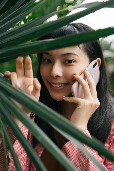 Close Retrato Mulher Negócios Asiática Camisa Formal Falando Telefone — Fotografia de Stock