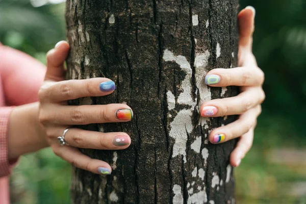 Mulher Unhas Coloridas Abraçando Uma Árvore Com Ambas Mãos — Fotografia de Stock