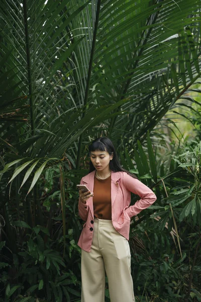 Mulher Negócios Asiática Camisa Formal Usando Smartphone Natureza — Fotografia de Stock