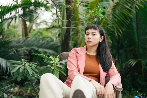Asiática Mulher Negócios Camisa Formal Posando Uma Cadeira — Fotografia de Stock