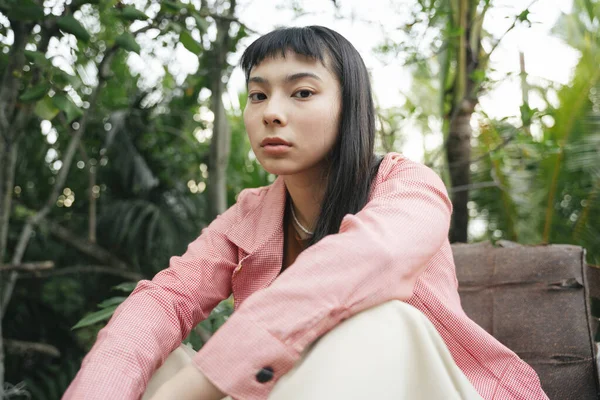 Mujer Negocios Asiática Camisa Formal Posando Una Silla — Foto de Stock