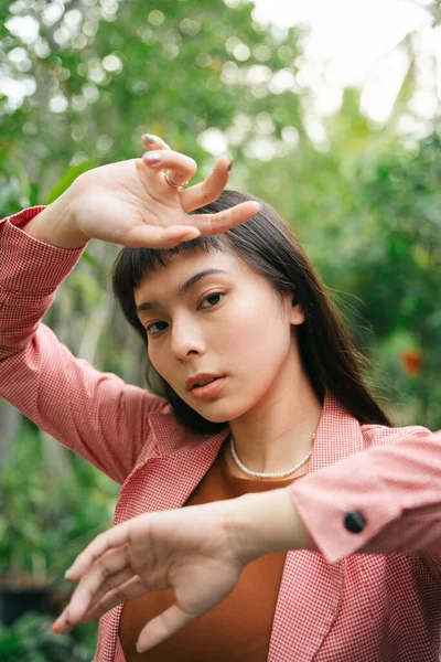 Asiática Mulher Negócios Rosa Camisa Formal Sobre Natureza Fundo — Fotografia de Stock