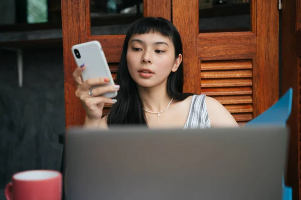 Mulher Negócios Asiática Trabalhando Com Laptop Olhando Para Papel Documento — Fotografia de Stock