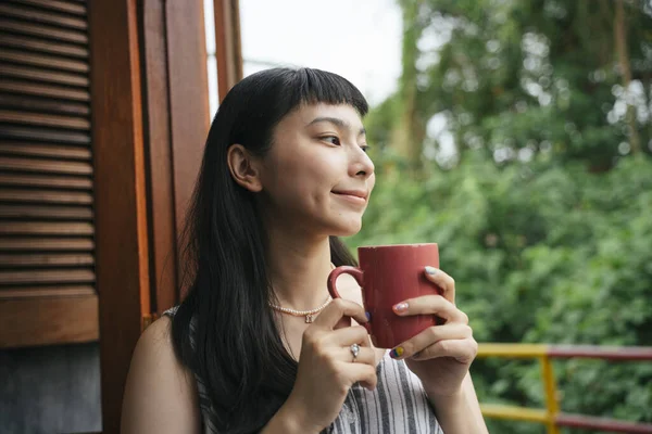 Mulher Asiática Bebendo Xícara Café Quente Pela Manhã Para Café — Fotografia de Stock