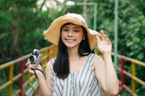 Retrato Moda Jovem Mulher Asiática Com Câmera Vintage Belo Fotógrafo — Fotografia de Stock