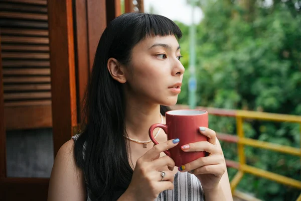 Mulher Asiática Bebendo Xícara Café Quente Pela Manhã Para Café — Fotografia de Stock
