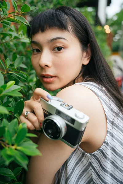 Retrato Moda Jovem Mulher Asiática Com Câmera Vintage Belo Fotógrafo — Fotografia de Stock