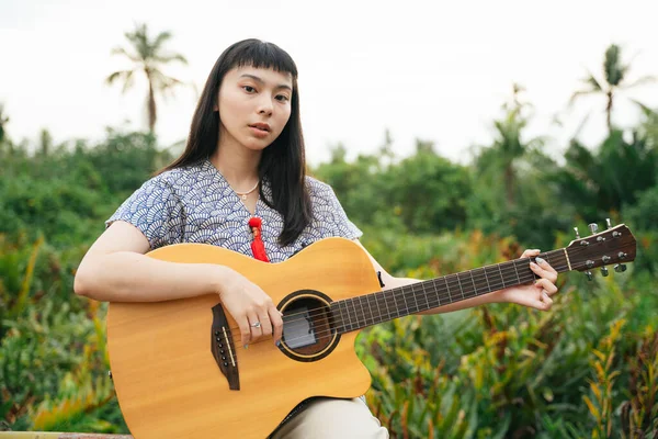Retrato Bela Jovem Asiática Mulher Tocando Guitarra Natureza Livre — Fotografia de Stock